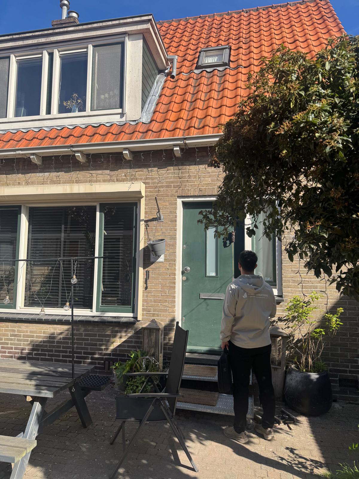 Klimaatstarters-adviseur op locatie tijdens opname van een grachtenpand