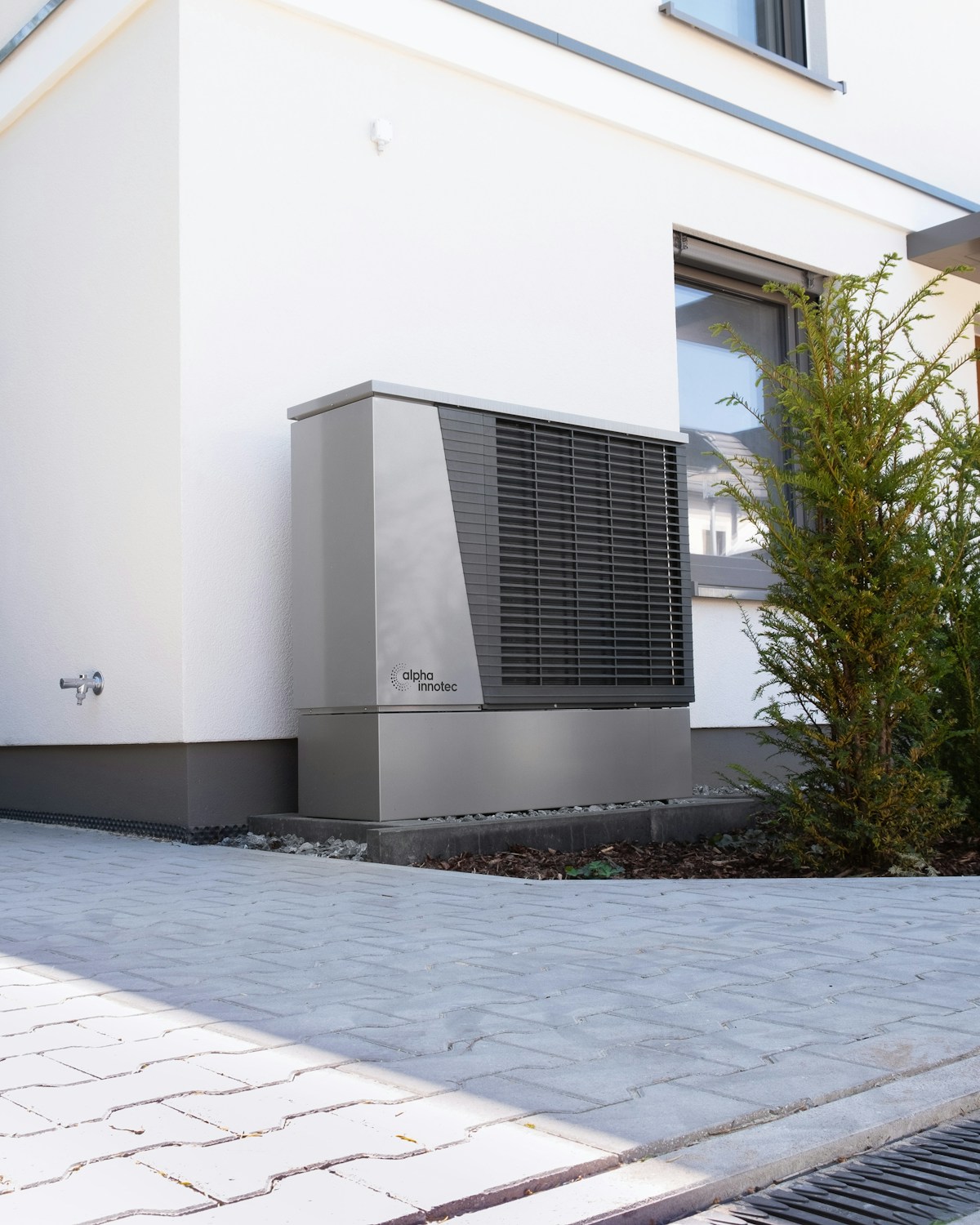 Installatie van zonnepanelen en isolatie op locatie